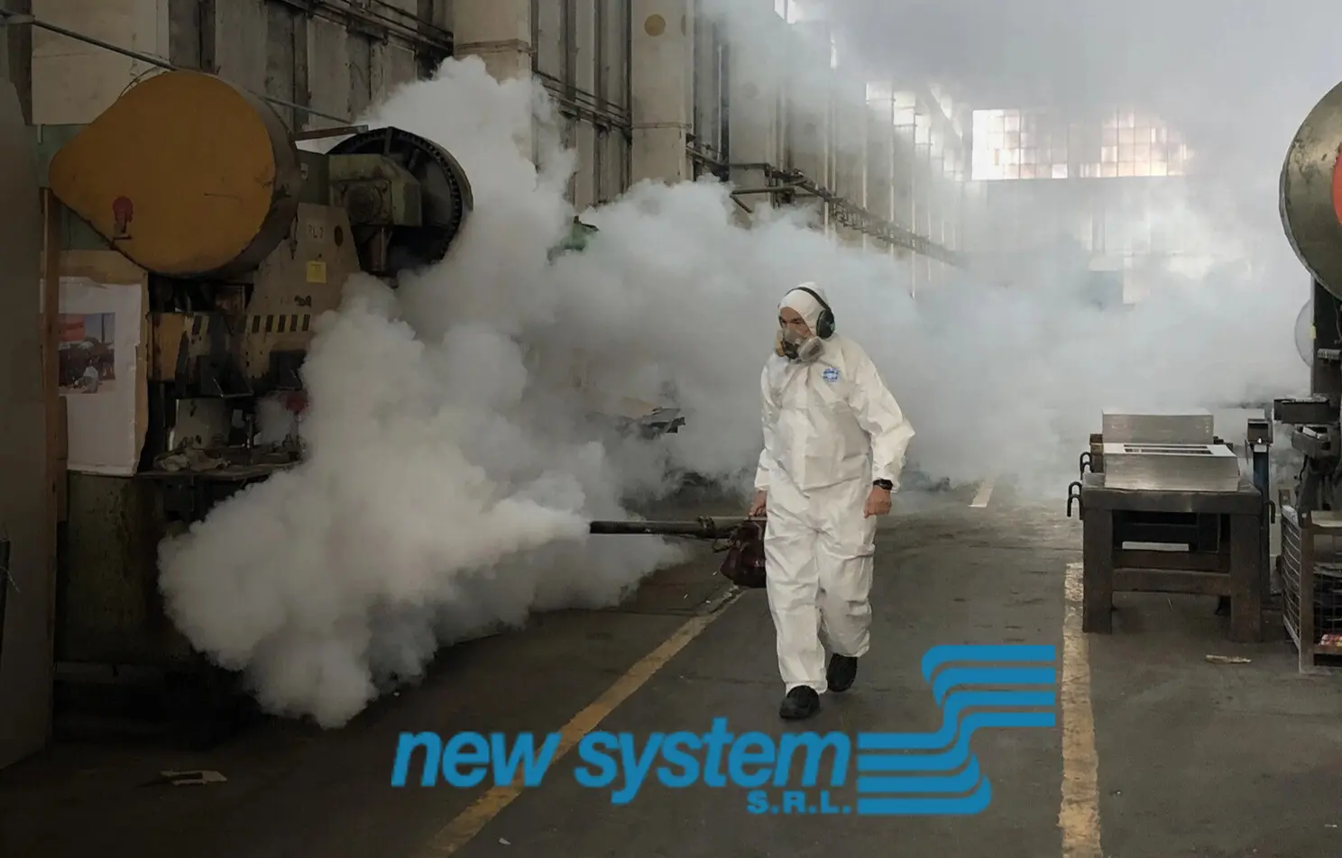 Fumigadoro realizando una fumigación con una maquina de humo