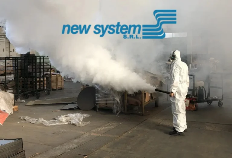 Fumigando con una maquina de humo en una fabrica